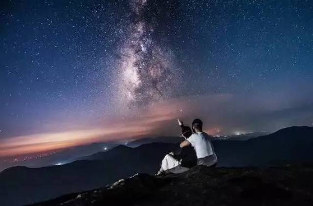 情侣们相约星空下