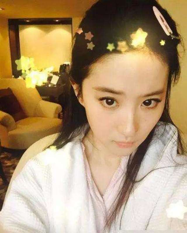 杨幂拍照遮半边说"有全脸算我输",明星自拍都有啥小癖好?