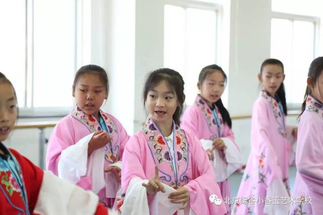 小香玉艺术学校『新学期|看看小学生们是如何弘扬传承戏曲文化的