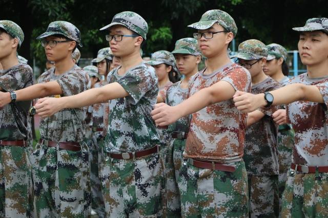 适应新学校新环境,融入新集体,学校安排了除军训外的系列主题教育活动