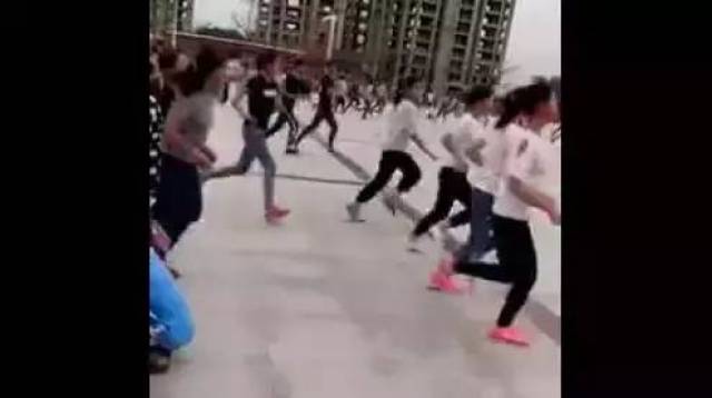 保定一中学数千学生不跑步到食堂就难就餐?教育局:已责成整改