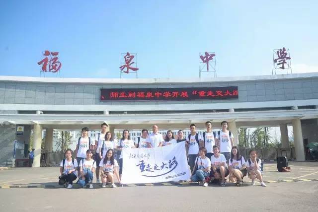 随后,实践团师生们跟随福泉中学老师进入福泉中学 桥文化课程基地