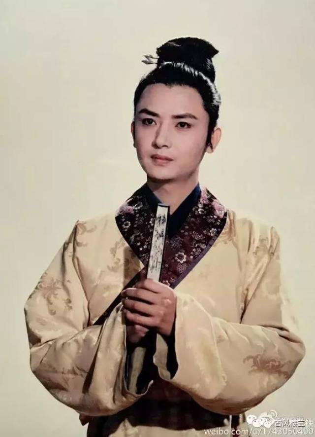侯长荣(1960) 毕业于江苏省戏剧学校 专业:扬剧 身高:181