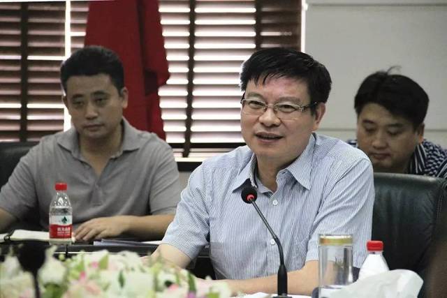 28日上午,黄陂区区长曾晟一行来到武汉地产集团举行座谈会.