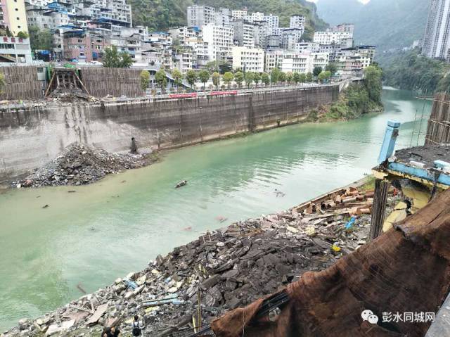 彭水郁江大桥(小河桥)成功爆破,多角度重温爆破瞬间!