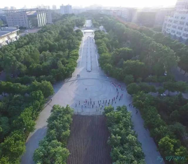 —全国大学生"北国春潮"大型校园文艺演出首次在吉林大学举行而得此名