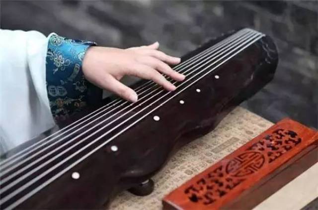 身背古琴,满街旅行