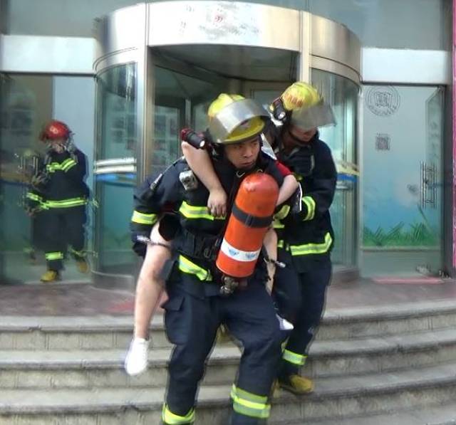 昨天南昌消防员火场救人遭遇"生死时速"!现场步步惊心