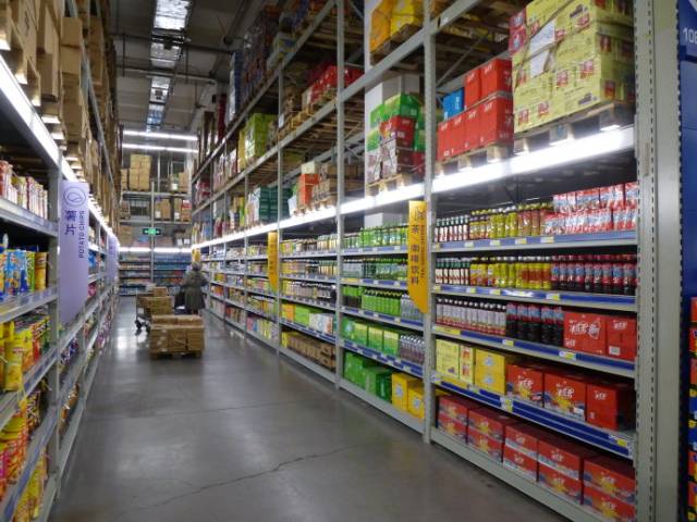 麦德龙作为国内为数不多的仓储式超市, 货架两用,上面储货下面销售