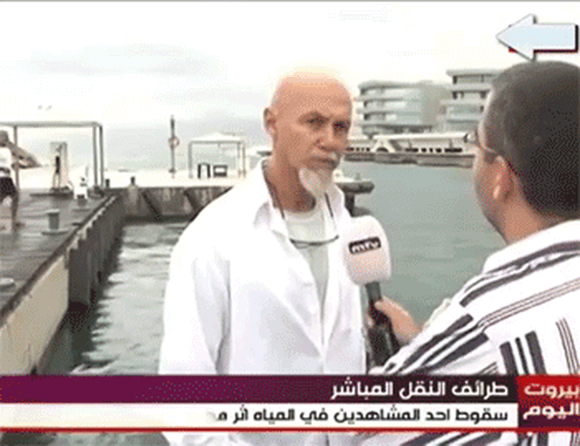 【小心】太吓人了!走路玩手机被车撞飞,看你还