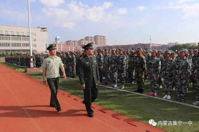 集宁一中召开2017级高一新生军训汇报表演暨入学教育表彰大会