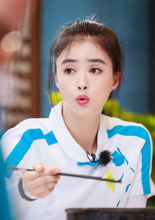 《我们来了》蒋欣吃货属性全开 胖到威亚吊不起