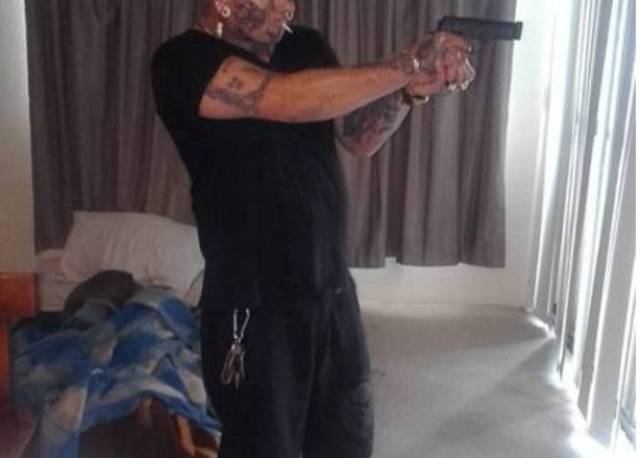 社会人!这个澳洲老爸发现儿子贩毒后,拎起"枪"就把毒贩家给"拆了".