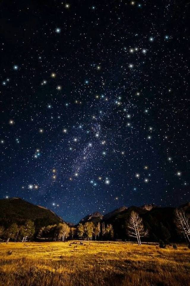 在璀璨的繁星点缀下的夜空中的人间美景,真是太迷人了
