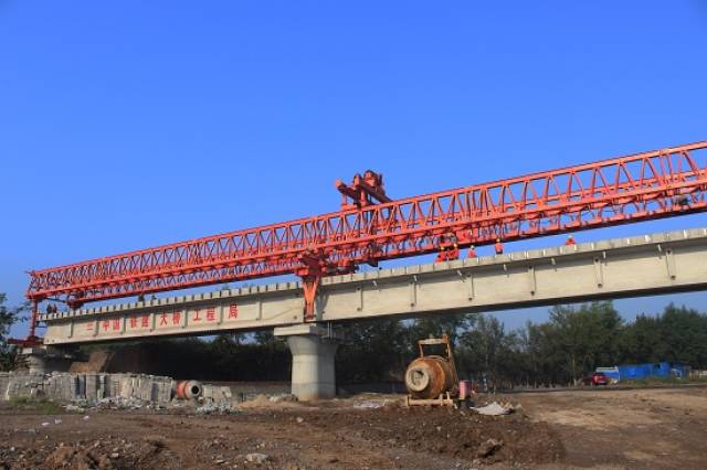 阳大铁路全线首座特大桥预制T梁开始架设