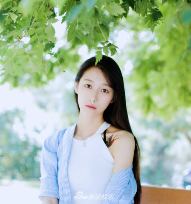 随后,有网友发微博称该神秘女子疑似已故歌手乔任梁的96年前女友孔熳.