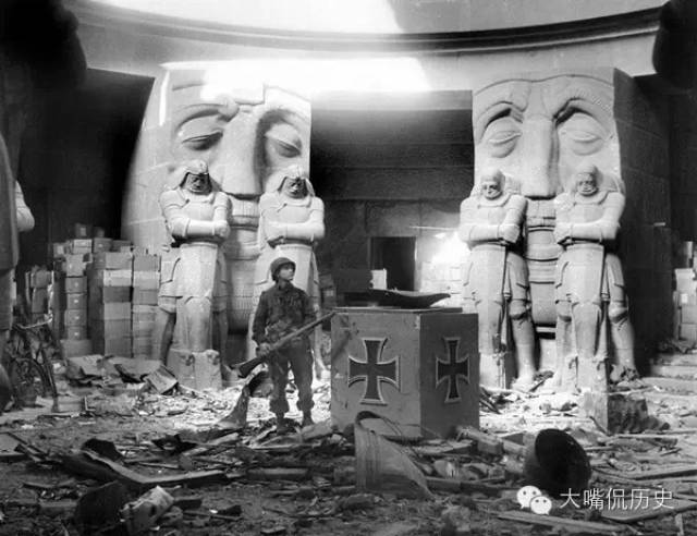 一名美国大兵在纳粹的帝国大厦内