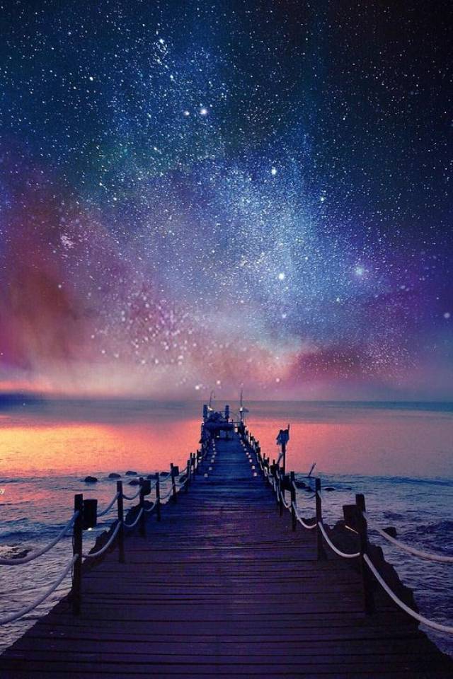 在璀璨的繁星点缀下的夜空中的人间美景,真是太迷人了