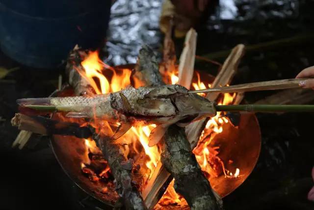 乐业的美食:烤鱼,长桌宴