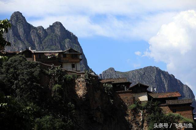 一栋一栋四合院就这样的土墙砖瓦盖建在悬崖半山腰上