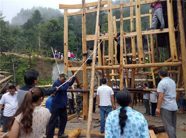 【视频】石柱金铃乡修建土家吊脚楼,带你看一场正宗的