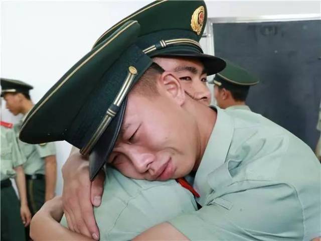 本来今天大家都伤伤心心,笼罩在退伍的伤感氛围中不能自拔,可是看到