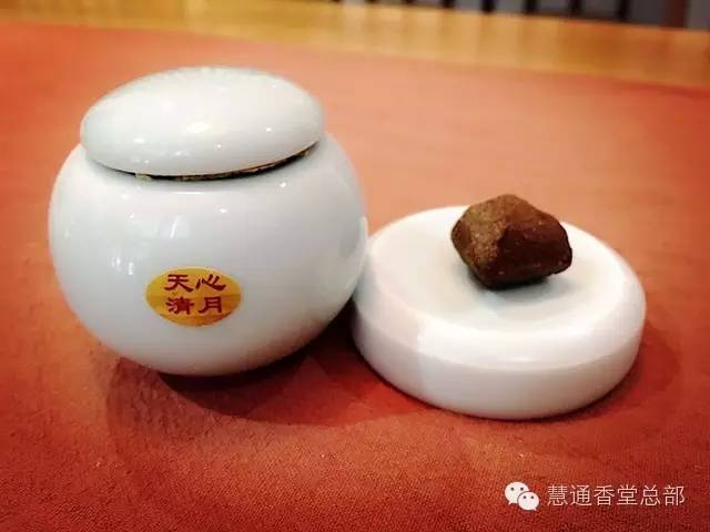 天心清月香膏 天心清月香膏是根据传统香和香原理及古代优秀配方结合