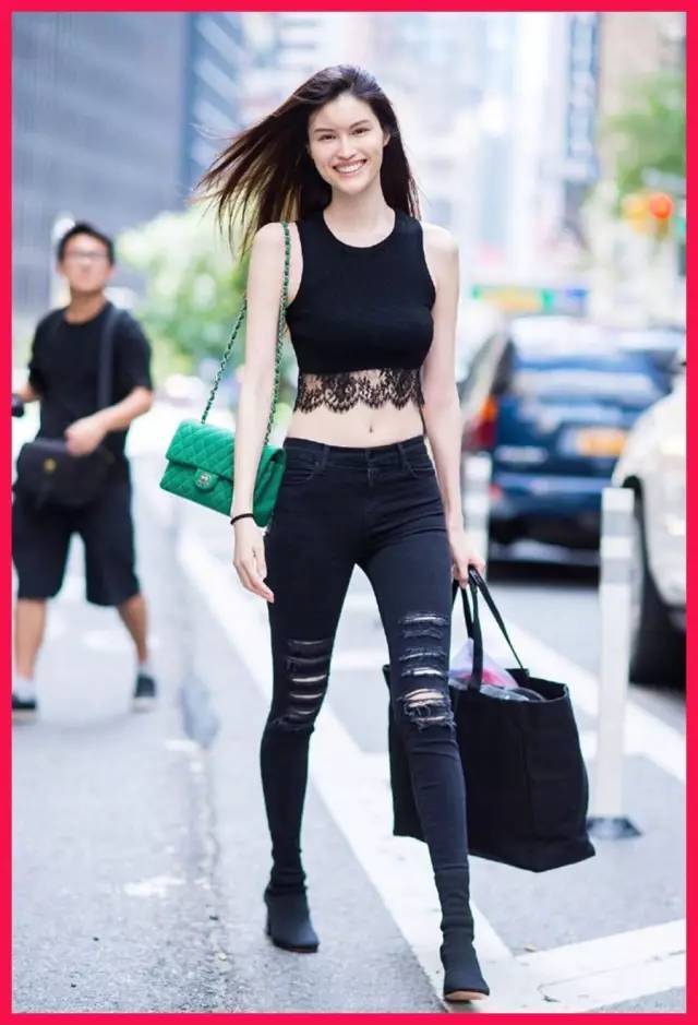 超模何穗纽约街头大秀好身材,迪丽热巴全副武装的亲妈