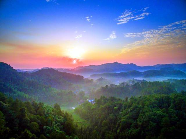 这里虽然不是数千米高的大山,但在清晨的霞光里,云海中的平台宛若一座