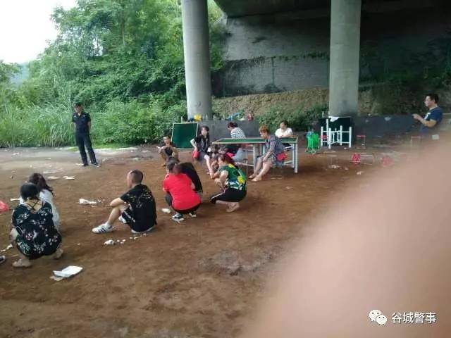 谷城警方在石花成功捣毁大型聚众赌博案,现场视频曝光