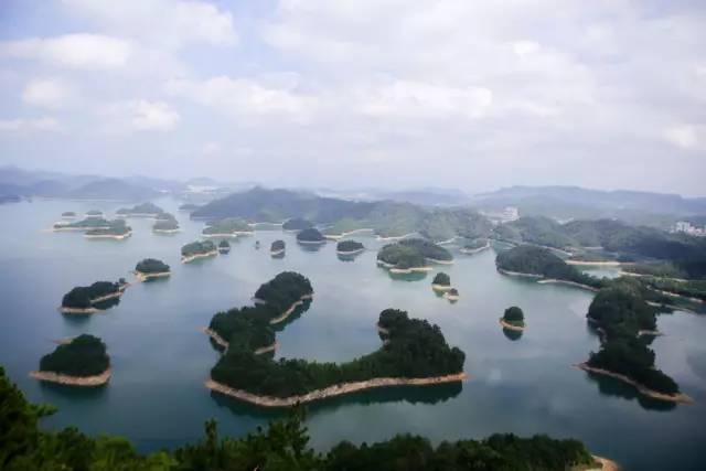 从千岛湖最高山"黄山尖"看下去,可看到千岛湖的著名景点"天下为公".