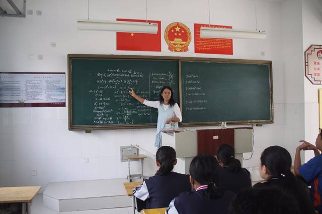 邹平县范公小学的老师们积极备课,认真讲课.瞧,孩子们多认真!