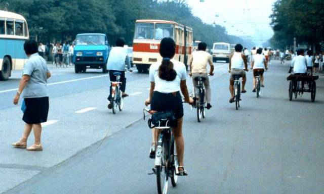 北京街头,穿短裤骑自行车的上班族们;拍摄于1985年夏季.