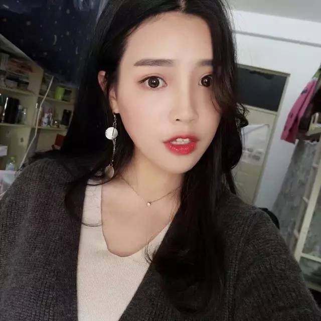 一位韩国父亲带18岁的女儿去夜店喝酒 使劲灌,直到女儿醉倒 第二天