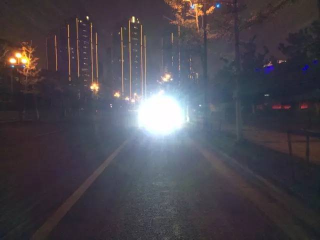 凌晨,龙港世纪大道发生一起事故!60岁男子被撞!