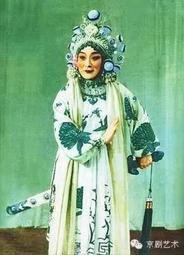 杜近芳(中,饰演白娘子,叶盛兰(右,饰演许仙)