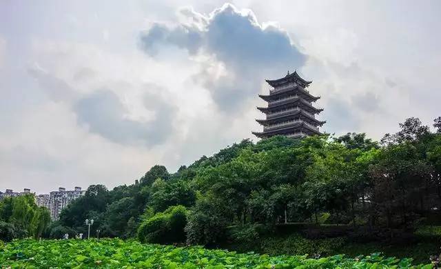 铜鼓桥也是清流小镇上独特的风景,桥的一端连着清流镇,另一端连着四川