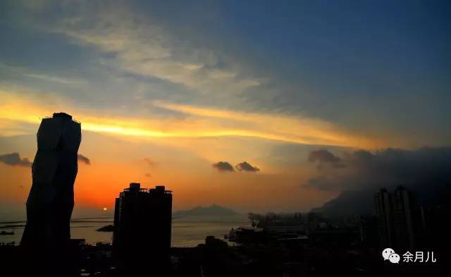 苍 茫 山 海 间 朝霞灿灿,旭日冉冉 金的蛋黄 红的朱盘 日月同辉