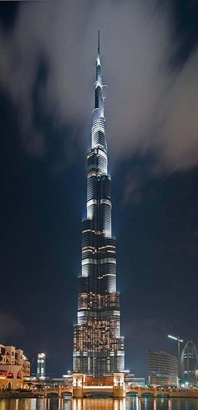迪拜最高楼:哈利法塔,穿越云层之上的最高建筑
