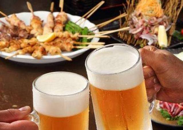 由于青岛市民普遍偏爱油炸食品,喜欢啤酒海鲜的搭配,烧烤季,啤酒节