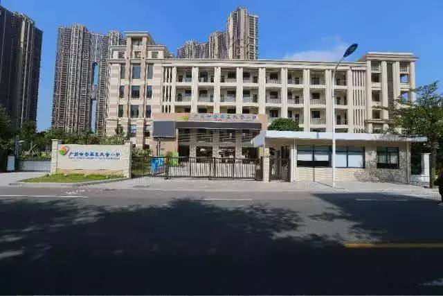 亚运城小学是亚运城的附属小学,属于 公立小学.