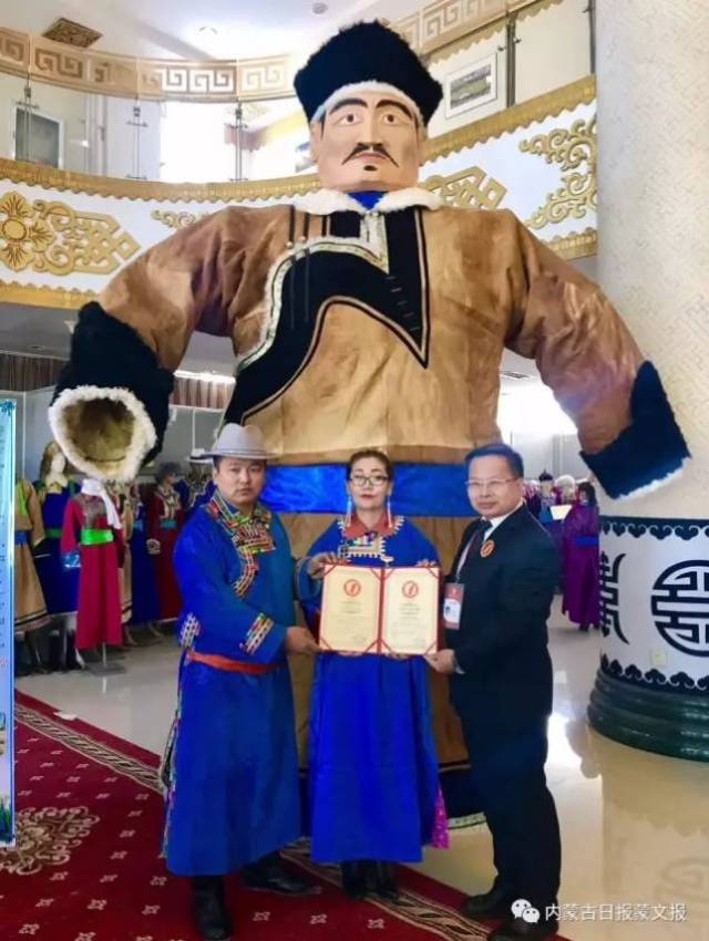 【厉害了】乌珠穆沁牧民熏制的羊皮袍子创世界记录了!