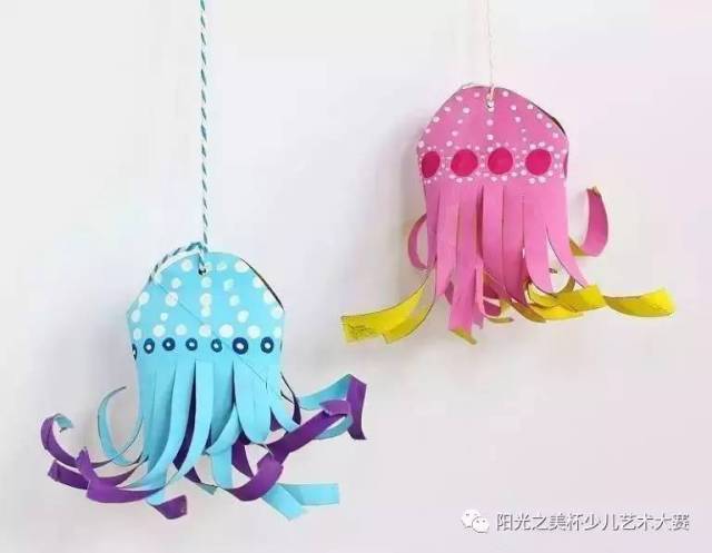 今日小编从上百篇手工中,盘点了这篇海洋生物专题的手工!赶紧做起来,让我们认识更多的海洋生物。 纸盘小鱼手工 【准备材料】 颜料、油漆刷、纸盘、鱼眼睛材料、胶水、牛皮纸、剪刀、卷纸筒 把卷纸筒对半剪开作为鱼鳞的轮廓,并在卡纸上画出并剪下需要的鱼身小材料。