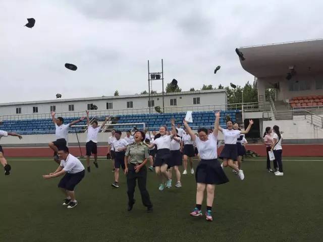 魔都新高一军训照大比拼,哪个学校最威武霸气!