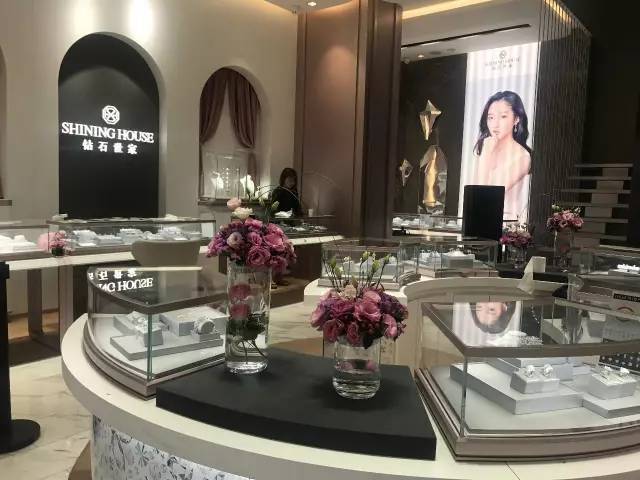 【钻石世家】成都形象店揭幕,「时光银行」瞩目首发