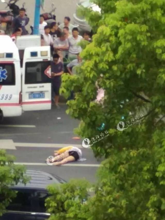 溧阳241团结路路口处发生惨烈车祸,一女子被压爆头◇别桥城管队员捡到