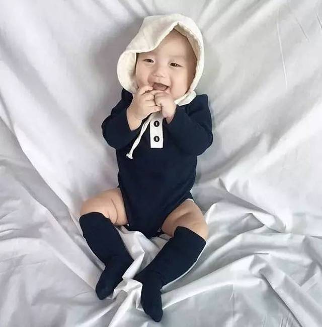新生儿的衣服一般不分性别,只要不是给男娃儿置办一身的粉色衣物,大都