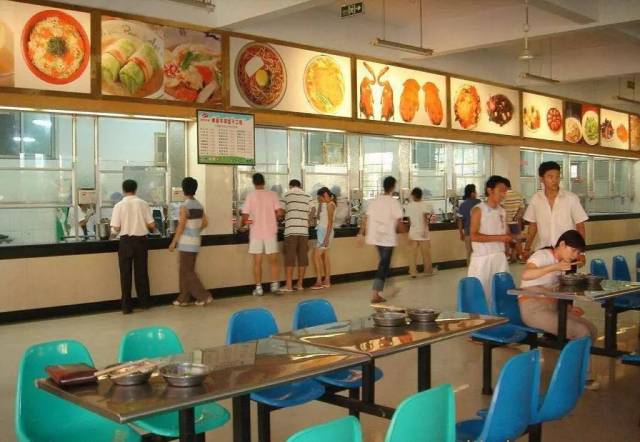 名为"匆匆那年"的餐厅,位于郑州大学荷园一餐厅的二楼.