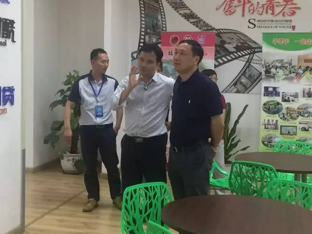 团市委肖善颖副书记向邓达木主任一行详细介绍福州台创中心成立以来