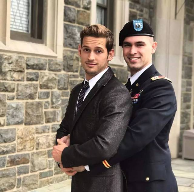 男男情侣 Max&Andres 共同出镜性感大片